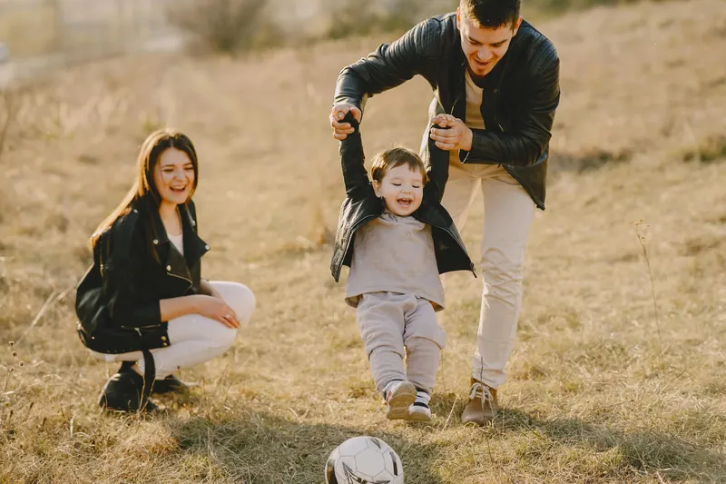 Padres compartiendo tiempo con sus hijos